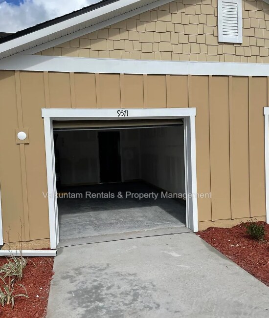 Building Photo - 9571 Star Dr