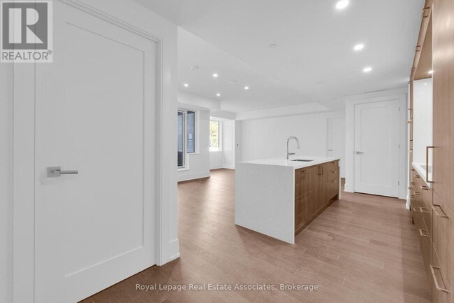 Building Photo - 259 The Kingsway