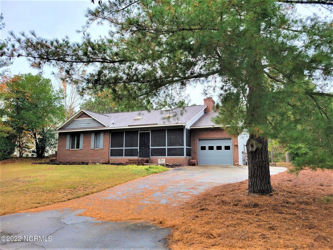 Primary Photo - 105 Fox Run Ct