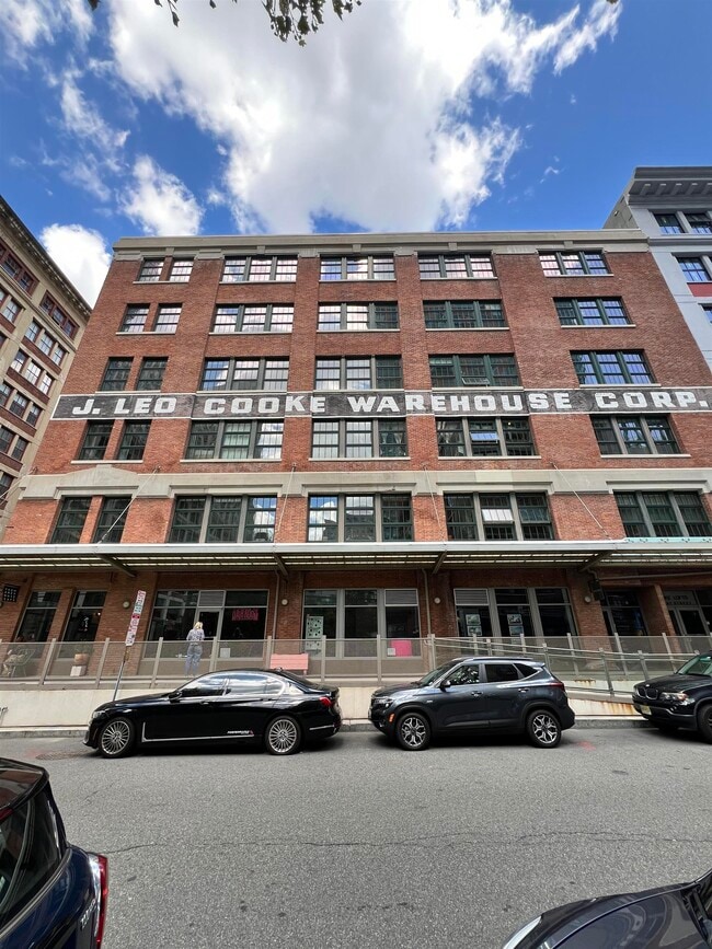 Building Photo - 140 Bay St