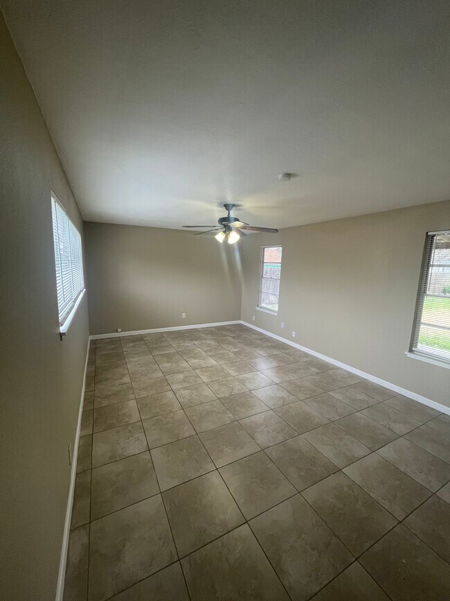 Building Photo - 3007 Bobolink St