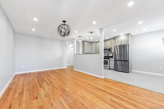 Building Photo - 638 E 84th St