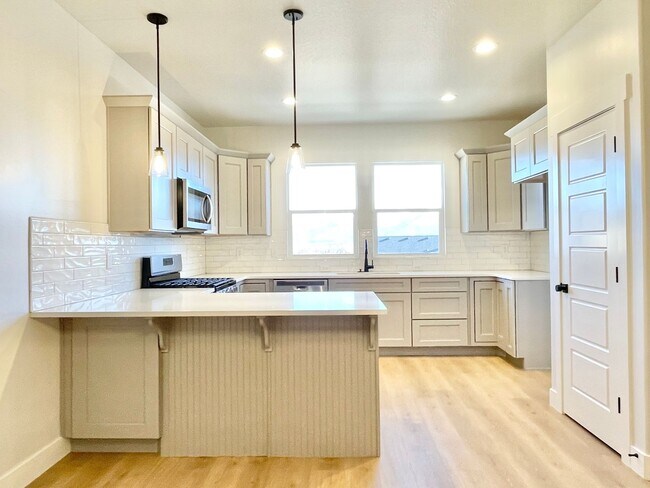 Building Photo - Beautiful Poolside Townhome at Mountain Ridge!
