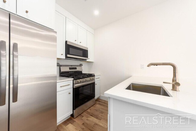 Foto del edificio - Brand New 3 Bed 2 Bath in Bed Stuy Townhouse!