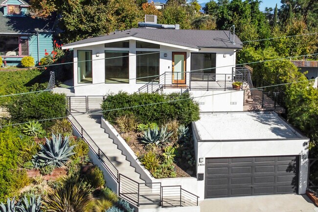 Building Photo - 2484 Armstrong Ave