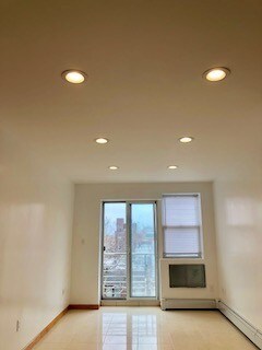 Building Photo - 3 BEDROOM 1040 FT + NEW KITCHEN $2580