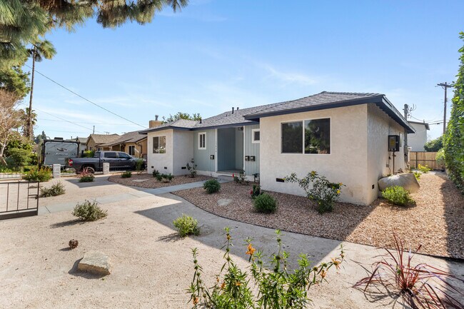 Foto del edificio - 15836 Chatsworth St