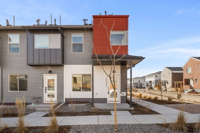 3BD, 3.5BA Arvada Townhome with Patio and Yard - 3BD, 3.5BA Arvada Townhome with Patio and Yard