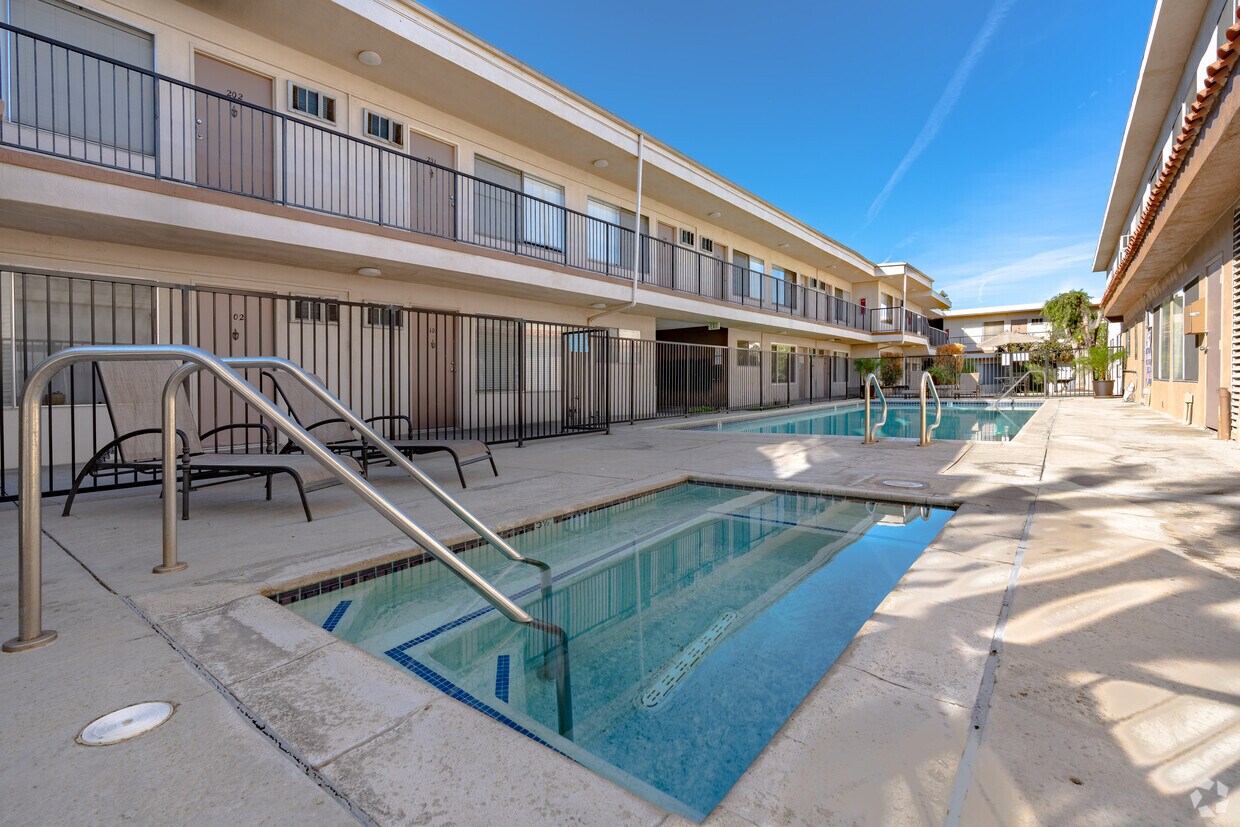 Carson Oakwood Apartments Sherman Oaks, CA