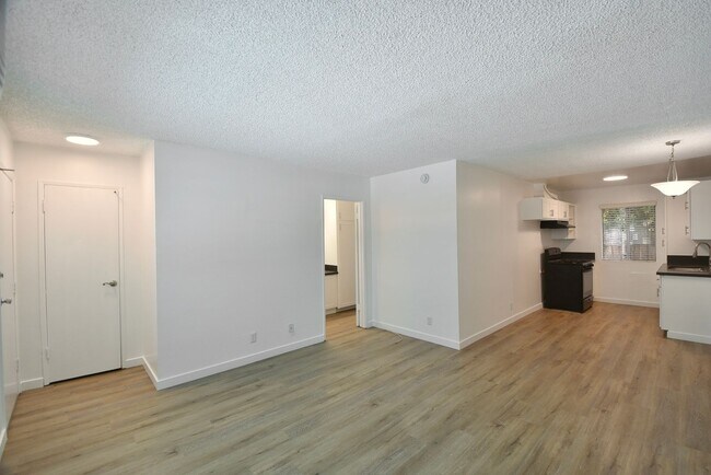 Foto del edificio - 6954 Woodman Ave