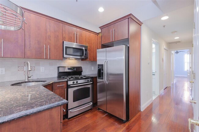 Building Photo - 744 Park Ave