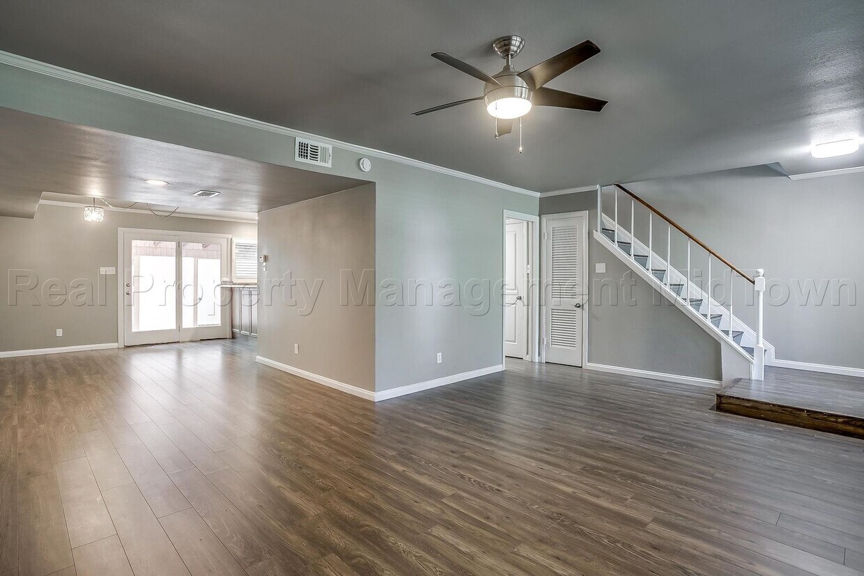 Primary Photo - Gorgeous 3 bedroom, 3 bath Duplex in lovel...
