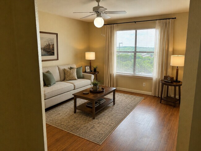 Sala de estar con vista a San Antonio. - Nueces Bend Senior Housing