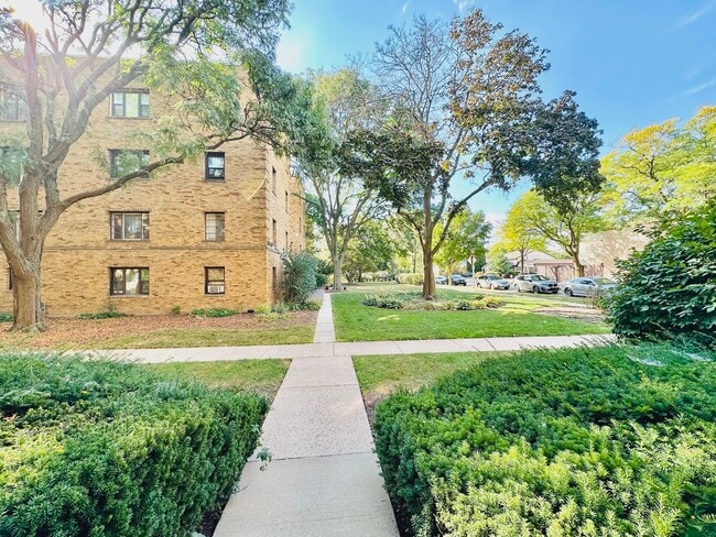 Building Photo - 1555 Monroe Ave