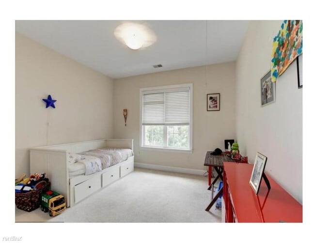 Building Photo - 6 br, 4.5 bath House - 6409 Macarthur Blvd.
