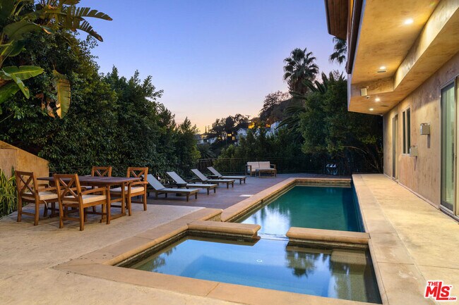 Foto del edificio - 6446 Deep Dell Pl