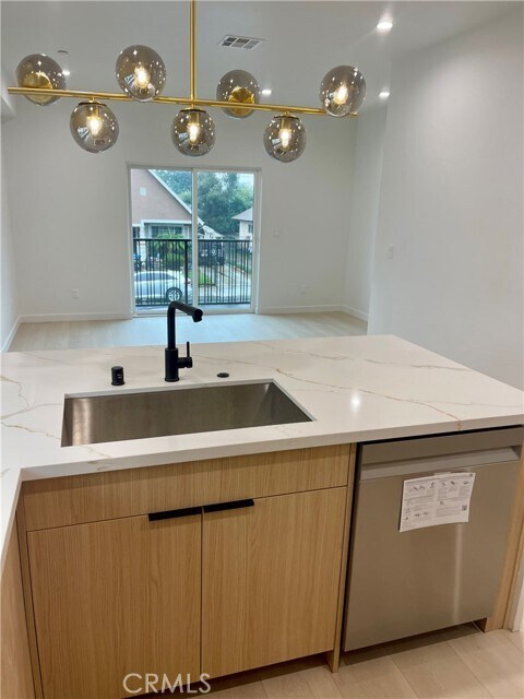 Foto del edificio - 611 W 41st Pl