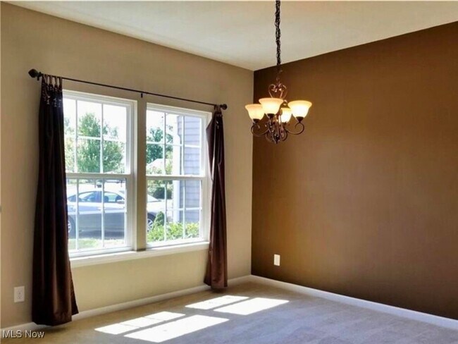 Foto del edificio - 5055 Lake Forest Dr