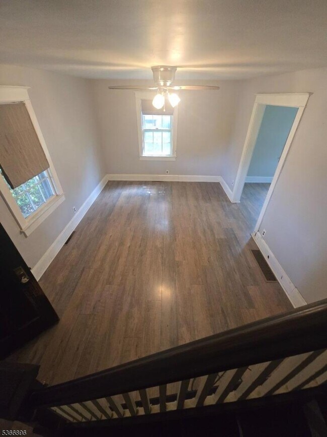 Foto del edificio - 323 Irwin St