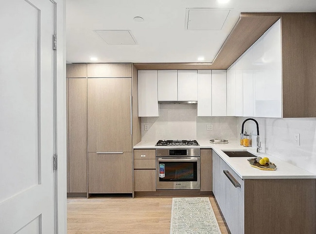 Foto del edificio - 38-20 Parsons Blvd