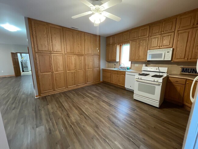 Foto del edificio - Single family home with BARN/SHOP - Flora,...