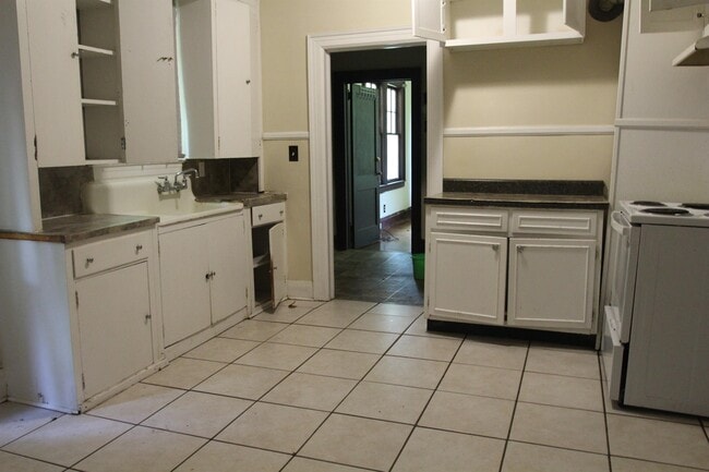 Building Photo - 823 W Society Ave