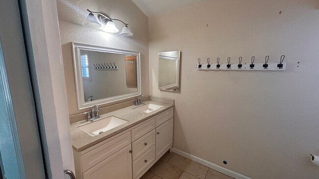 Building Photo - Nice home in Modesto