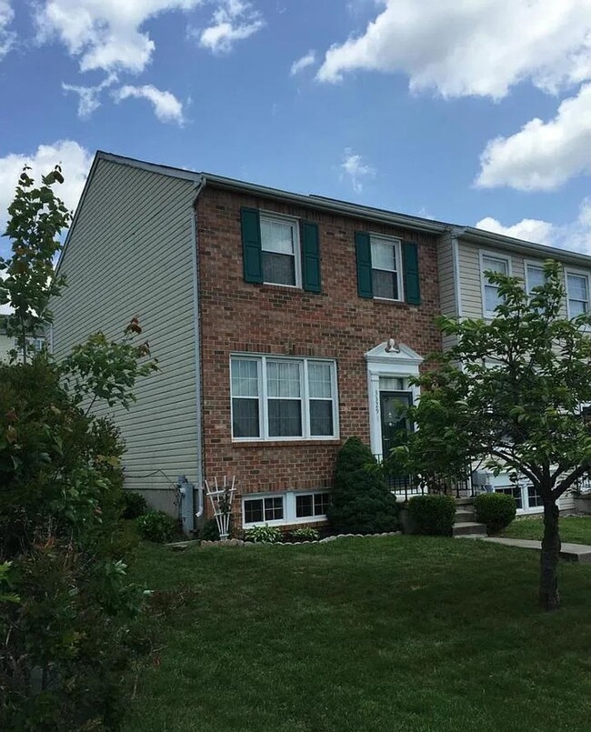 Building Photo - Beautifully Updated 3-Bedroom Townhome in ...