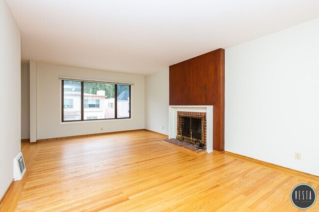 Building Photo - SPACIOUS MID-CENTURY 3BR HOME NEAR PORTOLA...