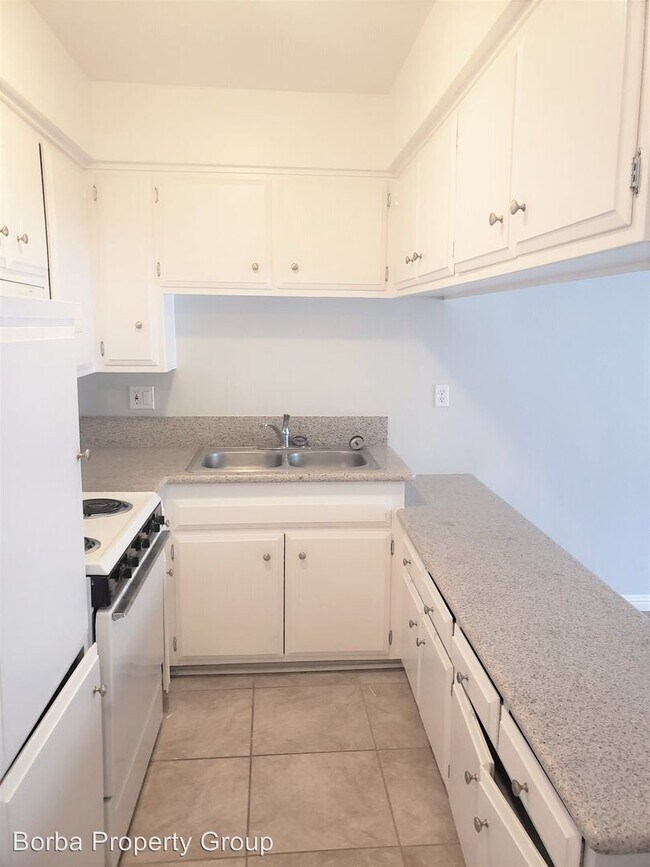 Building Photo - 985 N Park Cir Dr