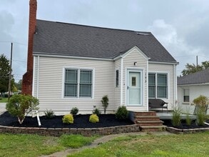 Building Photo - 153 Burton St