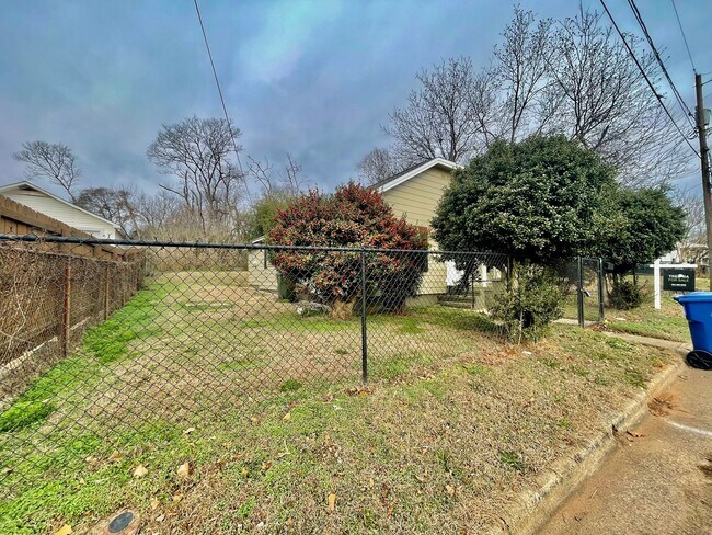 Building Photo - 807 3rd St