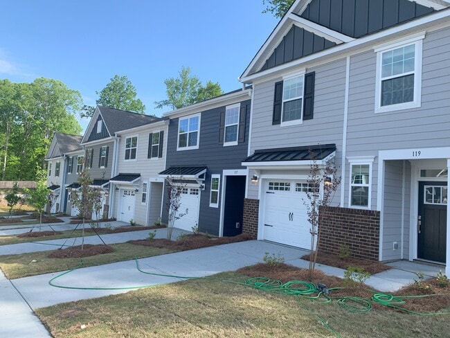 Building Photo - 400 Trailblazer Dr