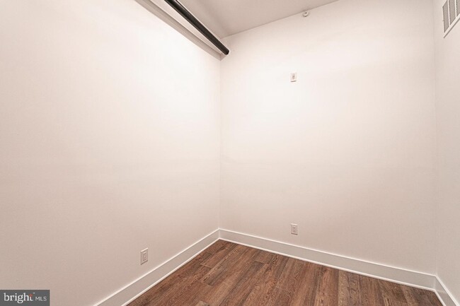 Building Photo - 1211 Bainbridge St