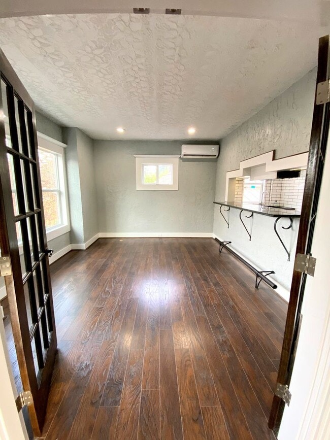 Building Photo - Beautifully 5 Bed, 2 Bath Craftsman House ...