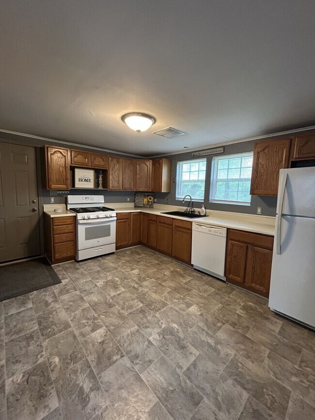 Building Photo - Move-In Special - Dropped $100.00 Off Mont...