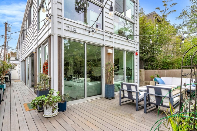 Great front entertaining patio - 718 Marine St