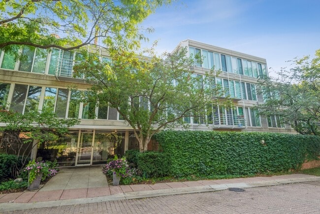 Building Photo - 2525 Wellington Ct