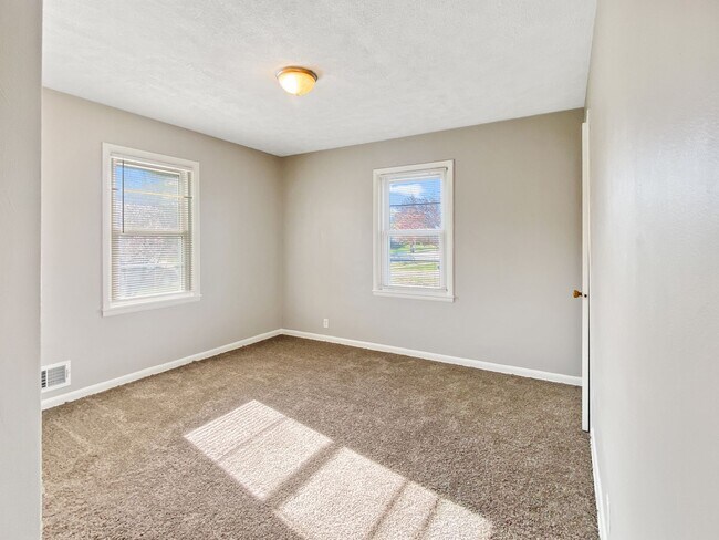 Building Photo - Lovely 5 bedroom 2.5 bathroom home in Huds...