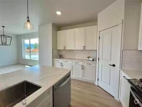 Building Photo - 901 Scenic Trl