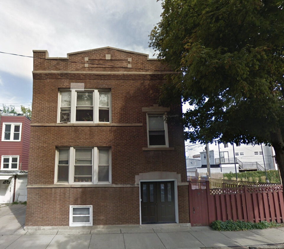 Primary Photo - 2414 W Medill Ave