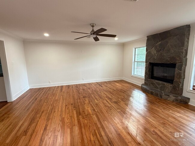 Foto del edificio - 9151 Old Mobile Rd