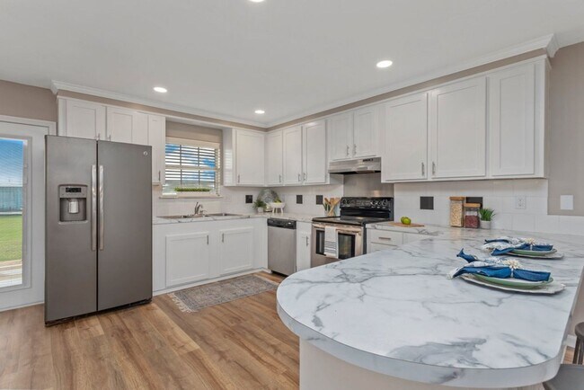 Building Photo - 3B/2B Home Available in Grand Lake - MOVE ...
