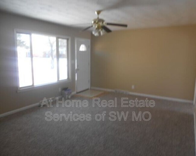 Foto del edificio - 2705 S Stewart Ave