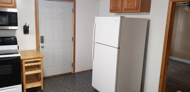 Foto del edificio - Spacious Two Bedroom Duplex - ALL UTILITIE...