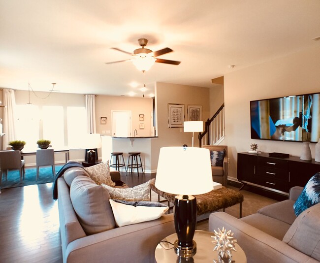 Building Photo - Stylish End-Unit Townhome in Prime Southpo...