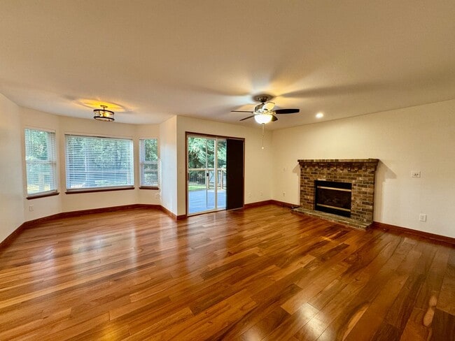 Building Photo - Make this your new home in time for the Ho...