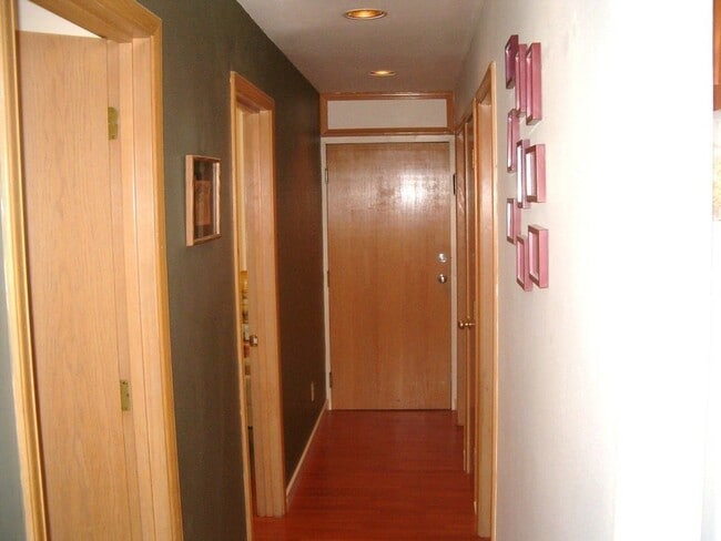 Building Photo - Large 2 bed close to South Lake union! 2 w...