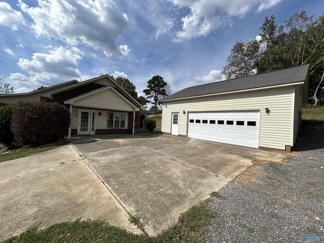 Building Photo - 103 Seneca Ln