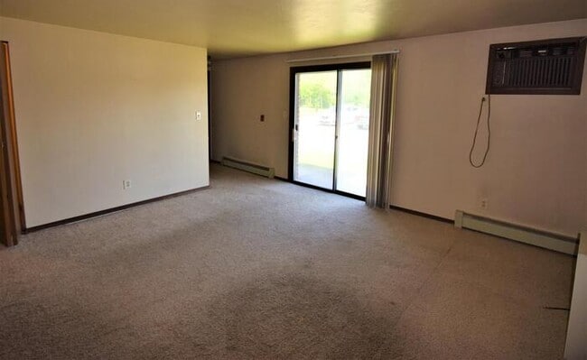 Building Photo - Hard To Find 1 Bedroom Lower-GB West